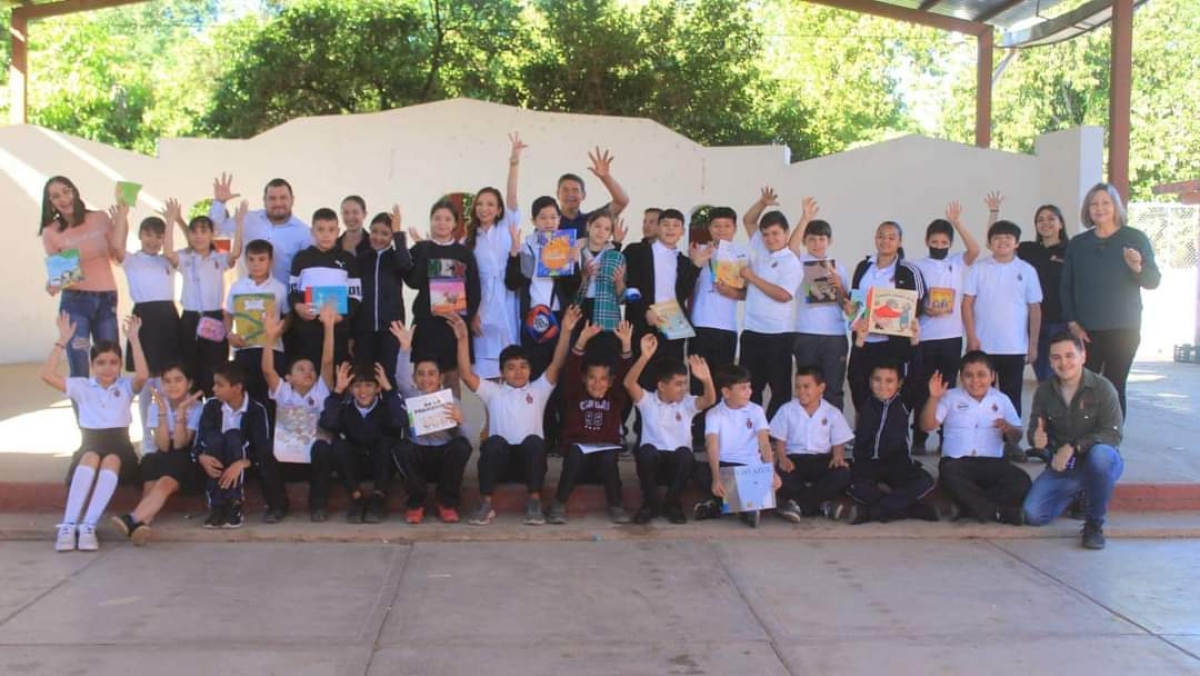 María Elizalde visita y comparte lectura con estudiantes de primaria de El Valle en el marco del Día Nacional del Libro.
